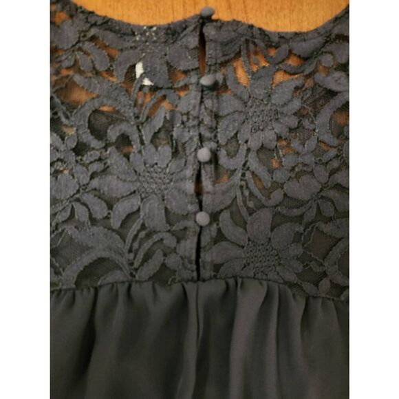 Torrid 0 lace very top with buttons on the back - Picture 5 of 5